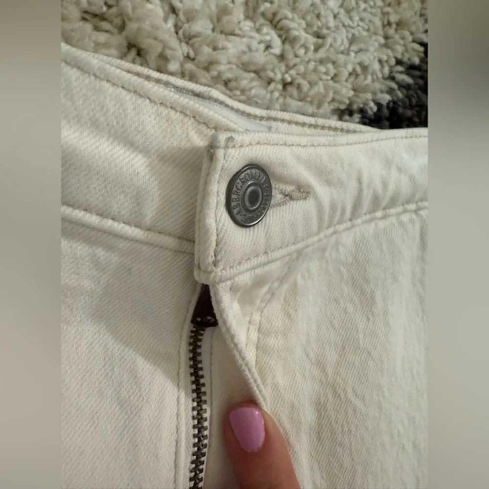 NWT Abercrombie & Fitch‎ High Rise Mom Shorts in White - Curve Love 37